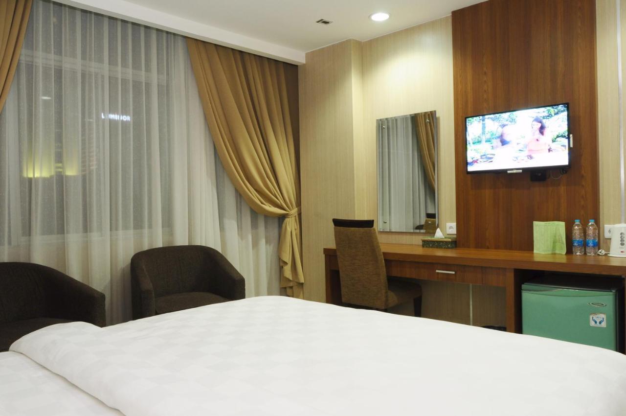 Graha Sumsel Hotel Jakarta Exterior photo